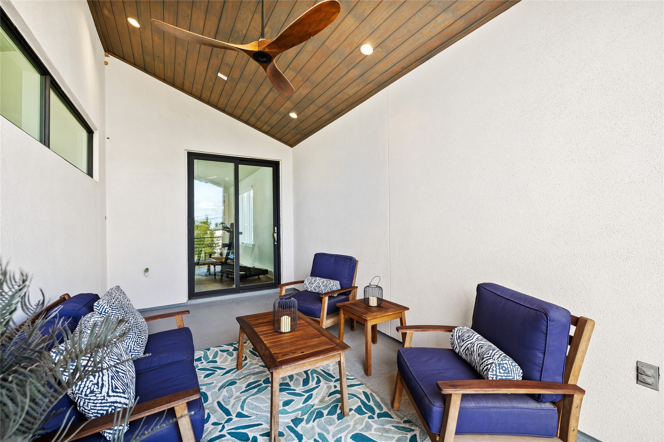103 Roy Street Houston, TX 77007 - Photo 35 of 37 a living room with furniture and a window