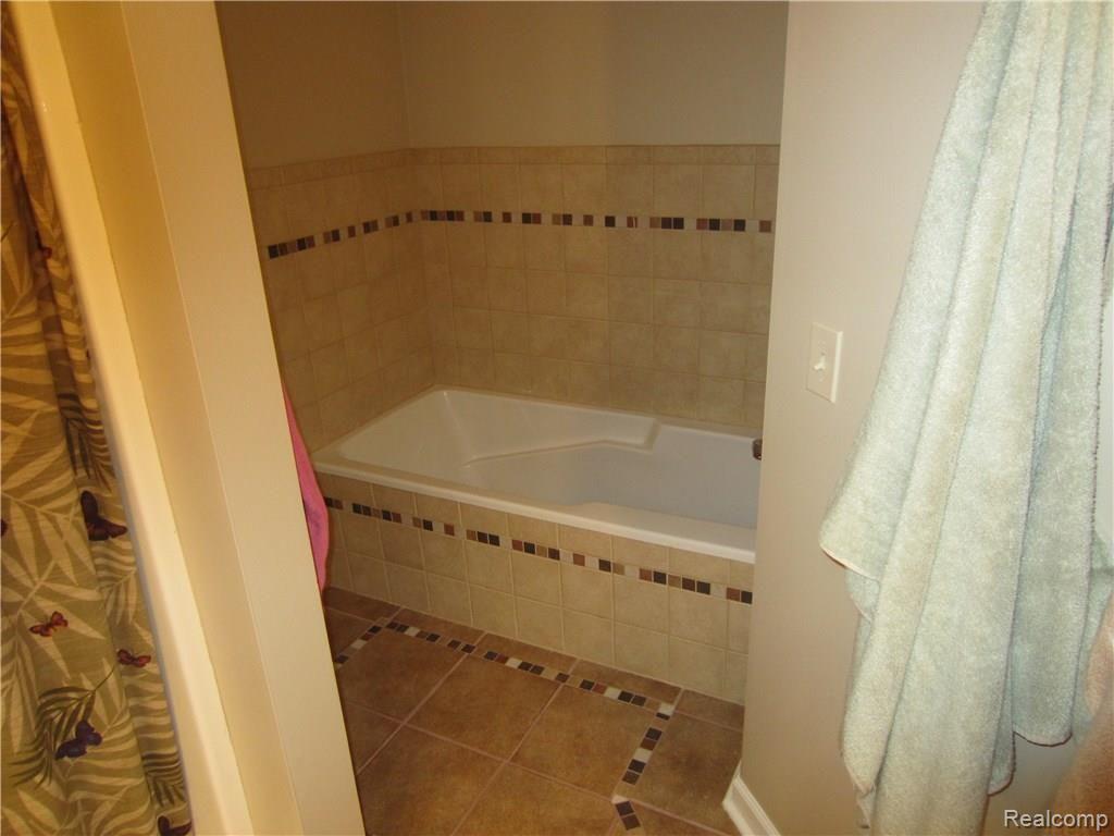 9915 Farmington Road Livonia, MI 48150 - Photo 9 of 46 156.JPG