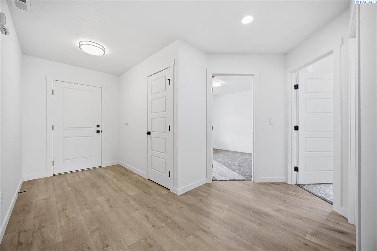 1630 South Clodfelter Road Kennewick, WA 99338 - Photo 8 of 32 Gallery Image 8