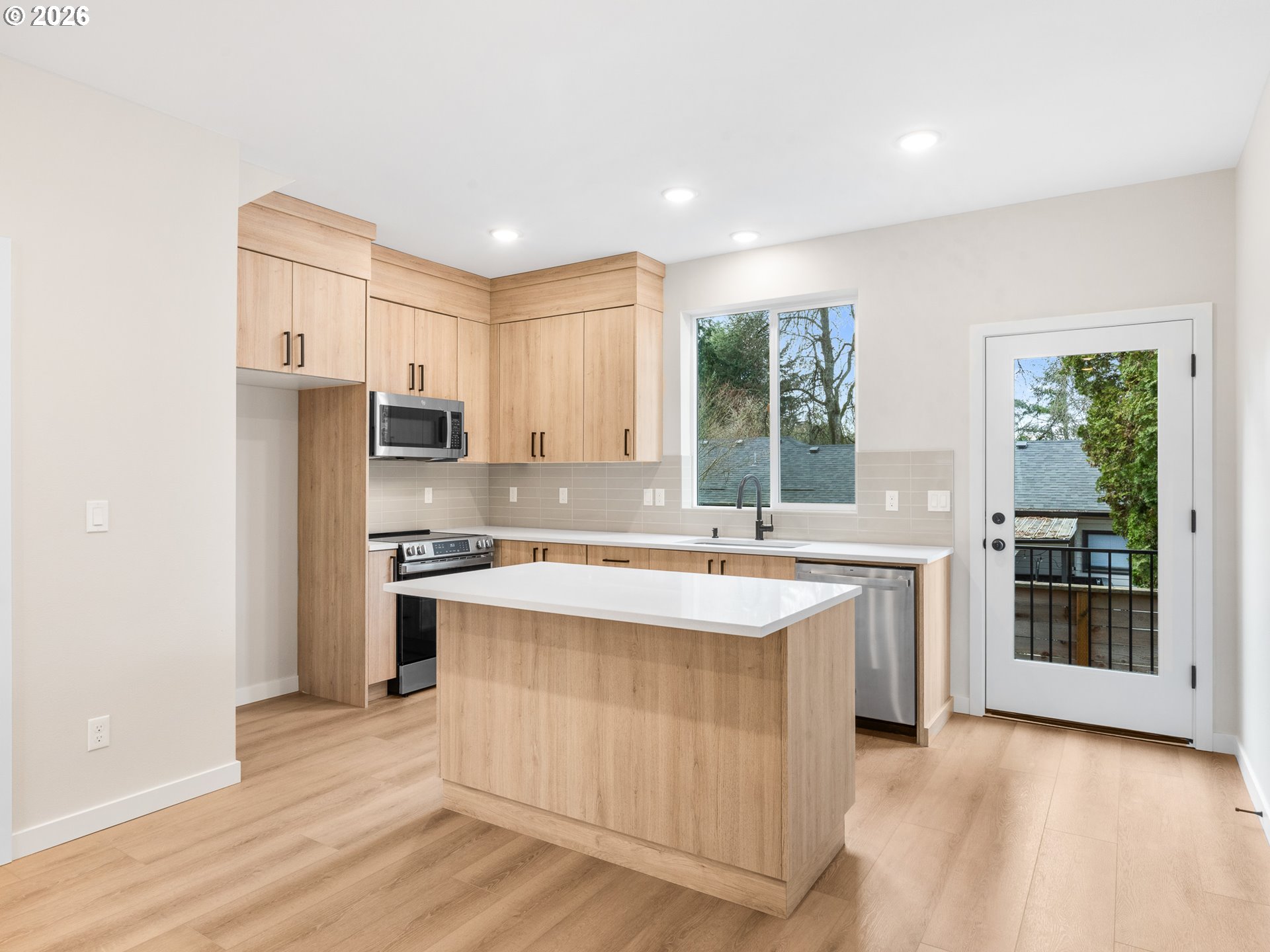 8628 Southwest 21st Avenue, Unit 2 Portland, OR 97219 - Photo 5 of 16