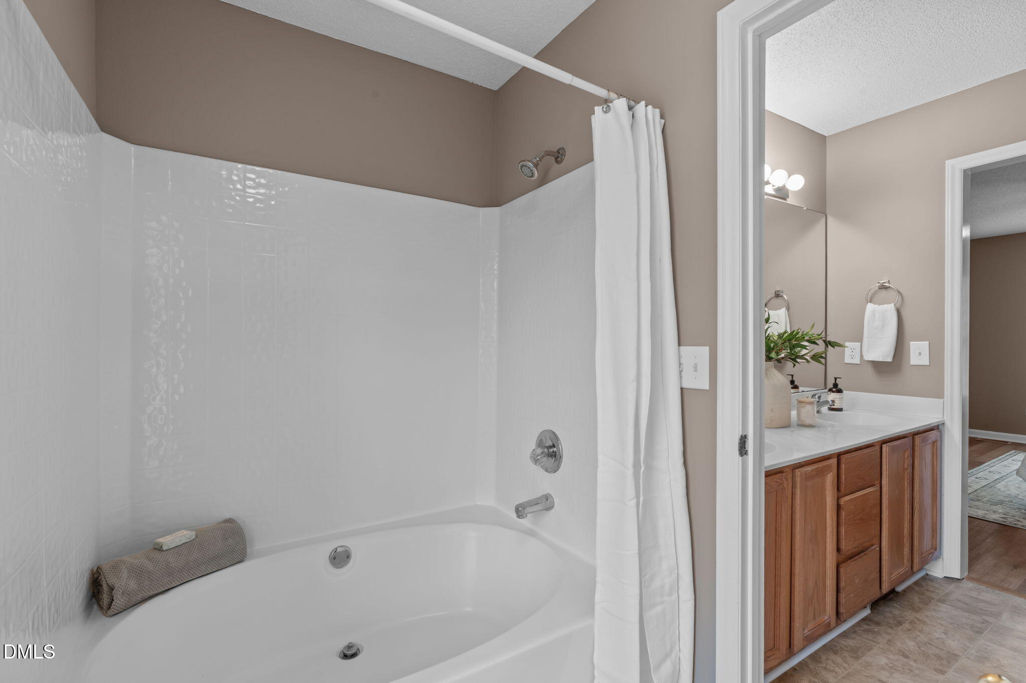 420 Johnson Street Garner, NC 27529 - Photo 27 of 43 a bathroom with a bathtub and a sink