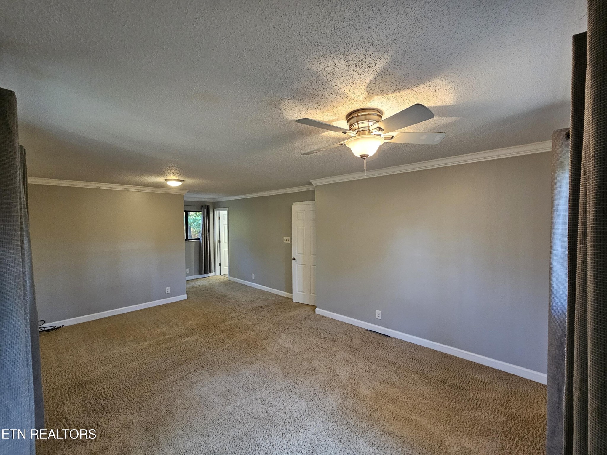20 Clark Place Oak Ridge, TN 37830 - Photo 28 of 51 en empty room with windows and fan