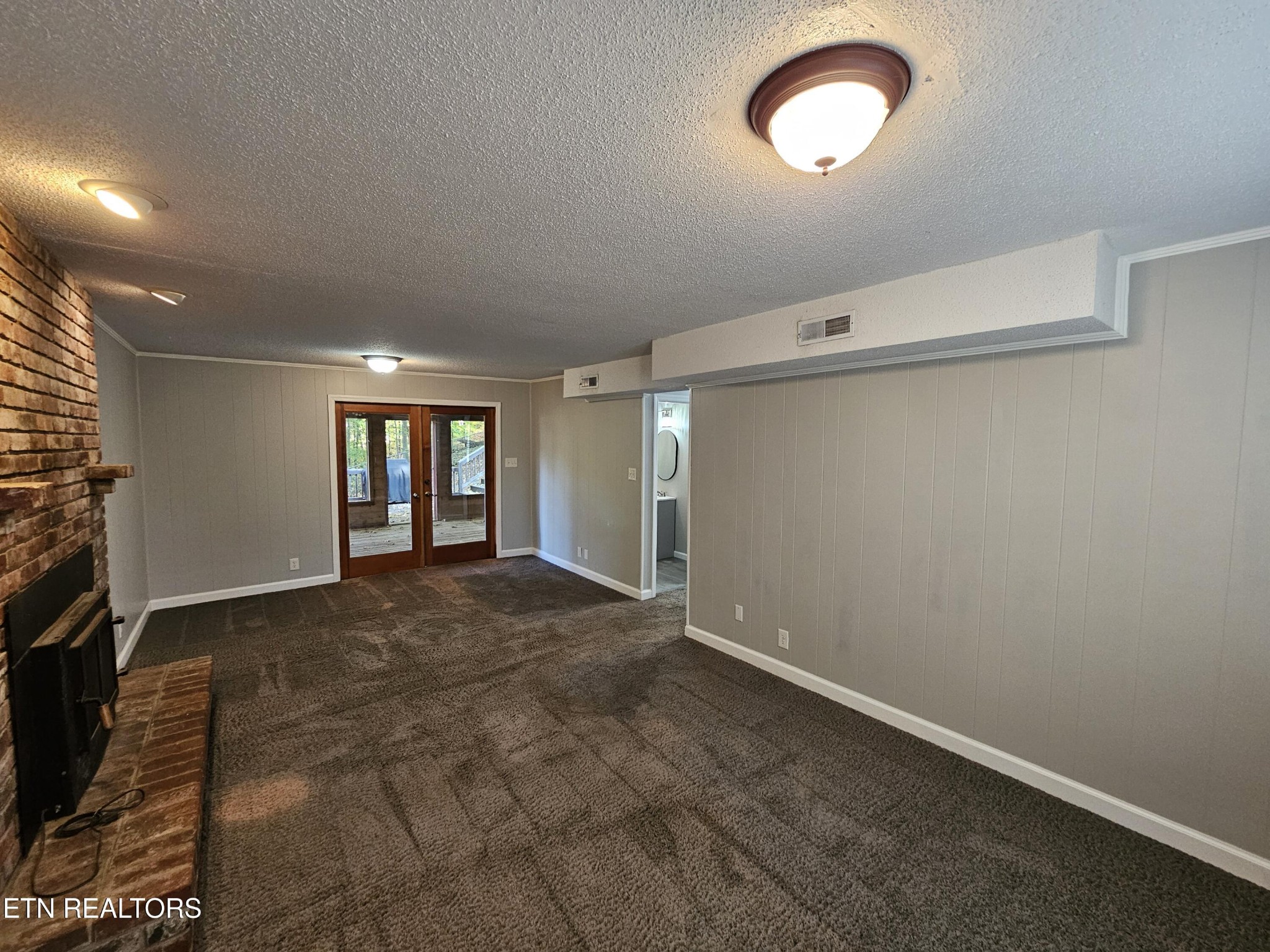 20 Clark Place Oak Ridge, TN 37830 - Photo 38 of 51 a view of an empty room with a window