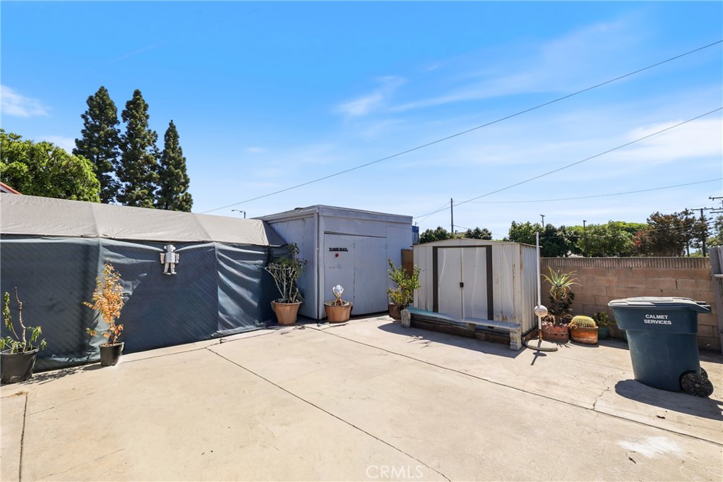 15323 Paramount Boulevard Paramount, CA 90723 - Photo 58 of 72 15329 1/2 Paramount Blvd: 1 BR/1 BA Unit behind home / Yard