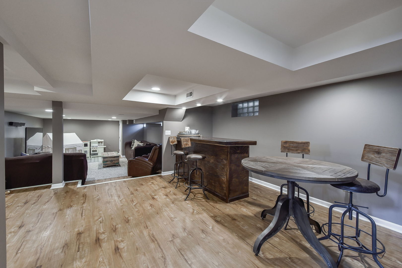1500 Lee Boulevard Berkeley, IL 60163 - Photo 14 of 22 a view of a room with furniture and a livingroom