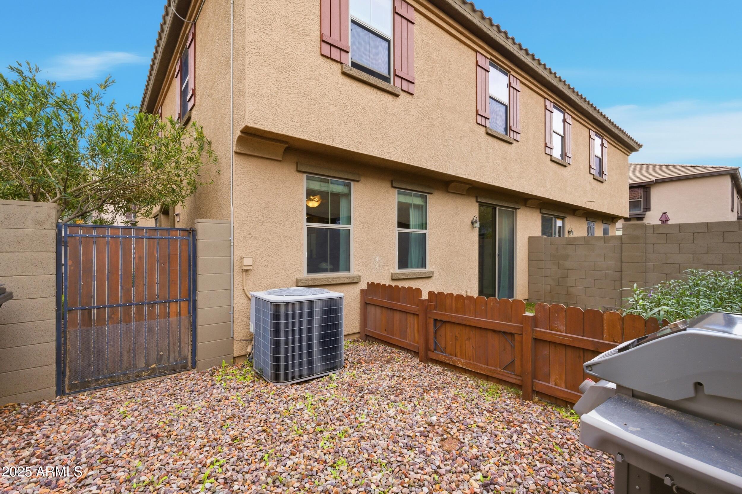 1255 South Rialto, Unit 162 Mesa, AZ 85209 - Photo 27 of 27 a view of a house with a backyard and a tub