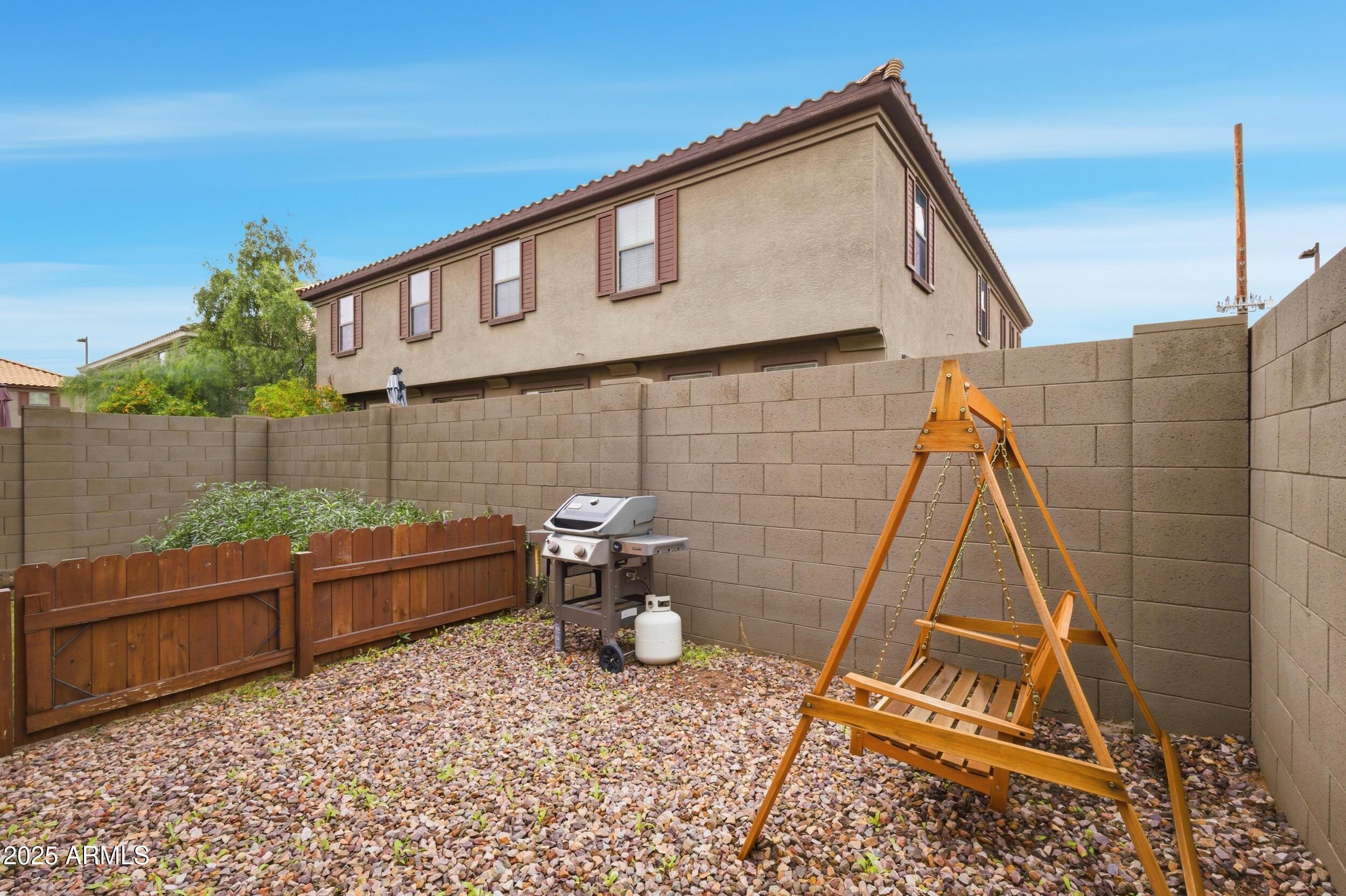 1255 South Rialto, Unit 162 Mesa, AZ 85209 - Photo 4 of 27 a backyard of a house