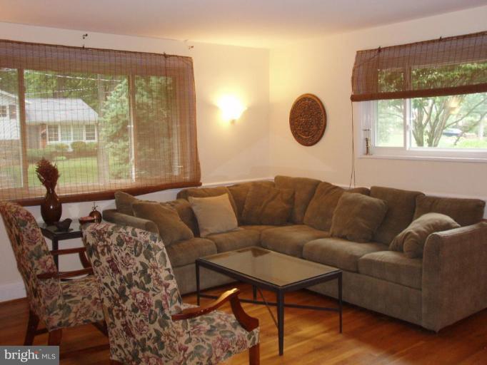 9720 Holmhurst Road Bethesda, MD 20817 - Photo 6 of 30 Living Room