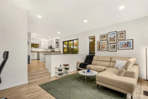 $899,998 | 12 18th Avenue, Unit A, Kirkland, WA 98033