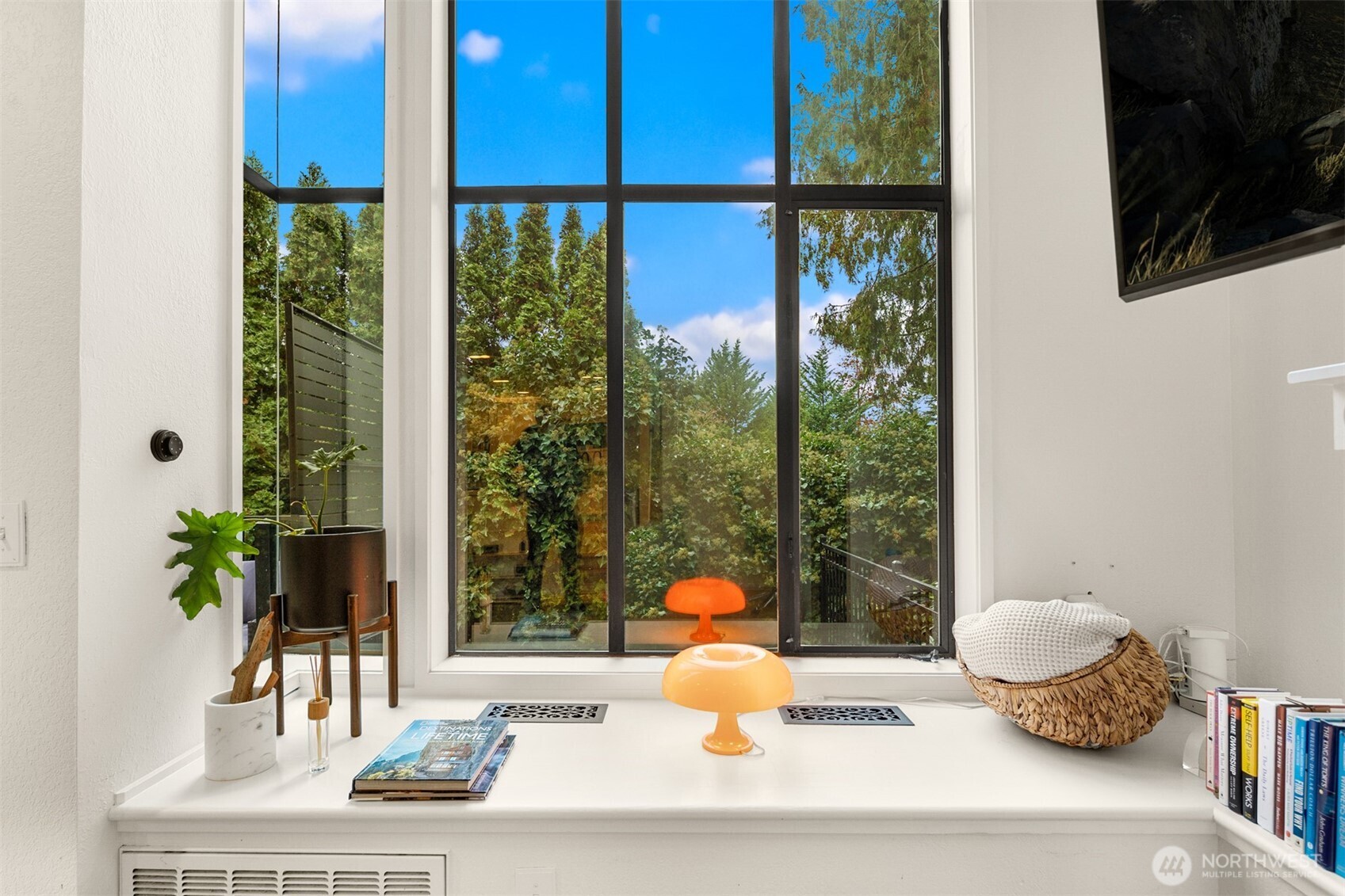12 18th Avenue, Unit A Kirkland, WA 98033 - Photo 6 of 29 a dining room with furniture and a potted plant