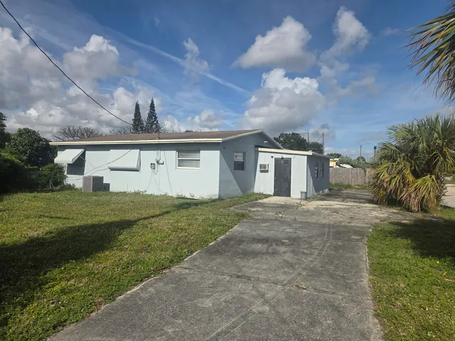 a view of a house with a yard and garage