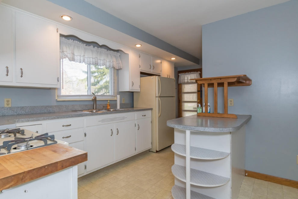 4330 Watkins Road Battle Creek, MI 49015 - Photo 20 of 56 step saver kitchen