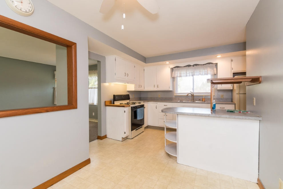 4330 Watkins Road Battle Creek, MI 49015 - Photo 23 of 56 eating area kitchen