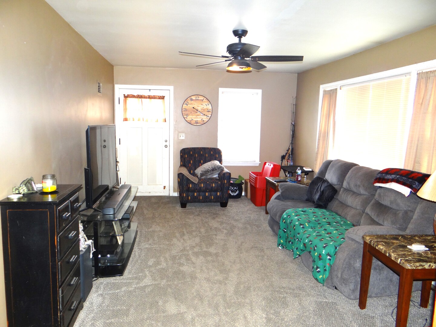 831 Douglas Street Morris, IL 60450 - Photo 4 of 13 a living room with furniture and a window