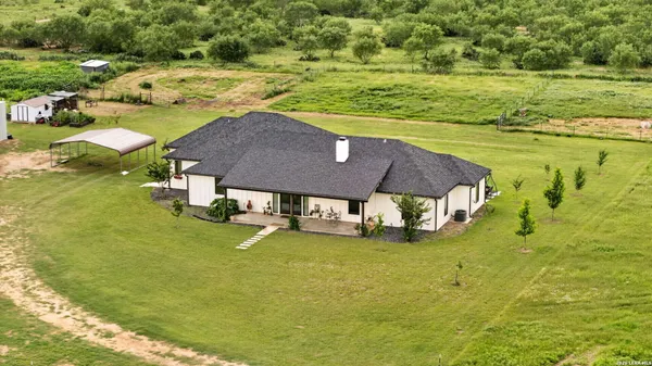 $875,000 | 965 County Road 7611, Devine, TX 78016