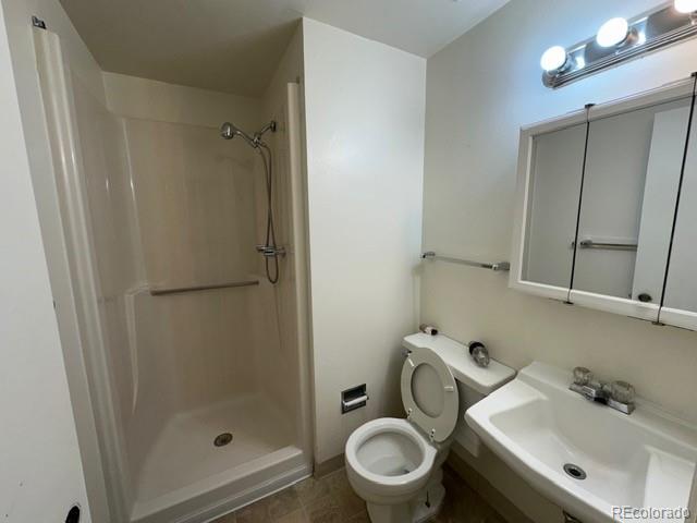 8191 Everett Way Arvada, CO 80005 - Photo 14 of 18 a bathroom with a toilet sink and shower