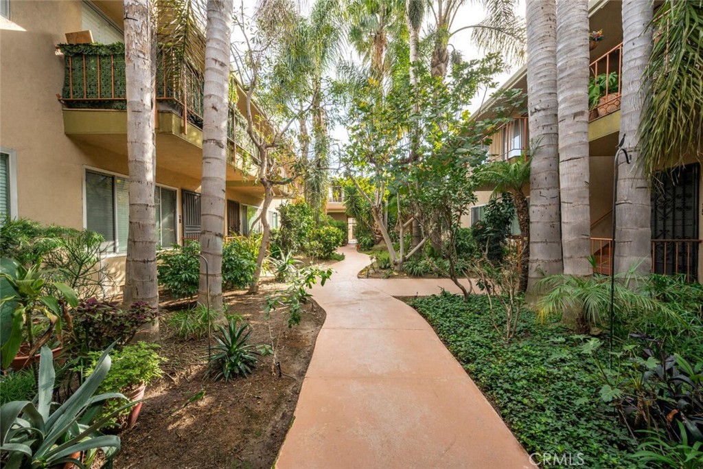 1604 2nd Street, Unit 1A Long Beach, CA 90802 - Photo 5 of 20 Beautiful courtyard.