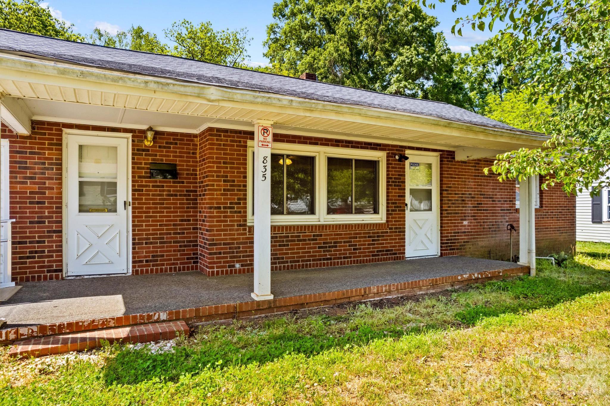 a view of a house with backyard and garden