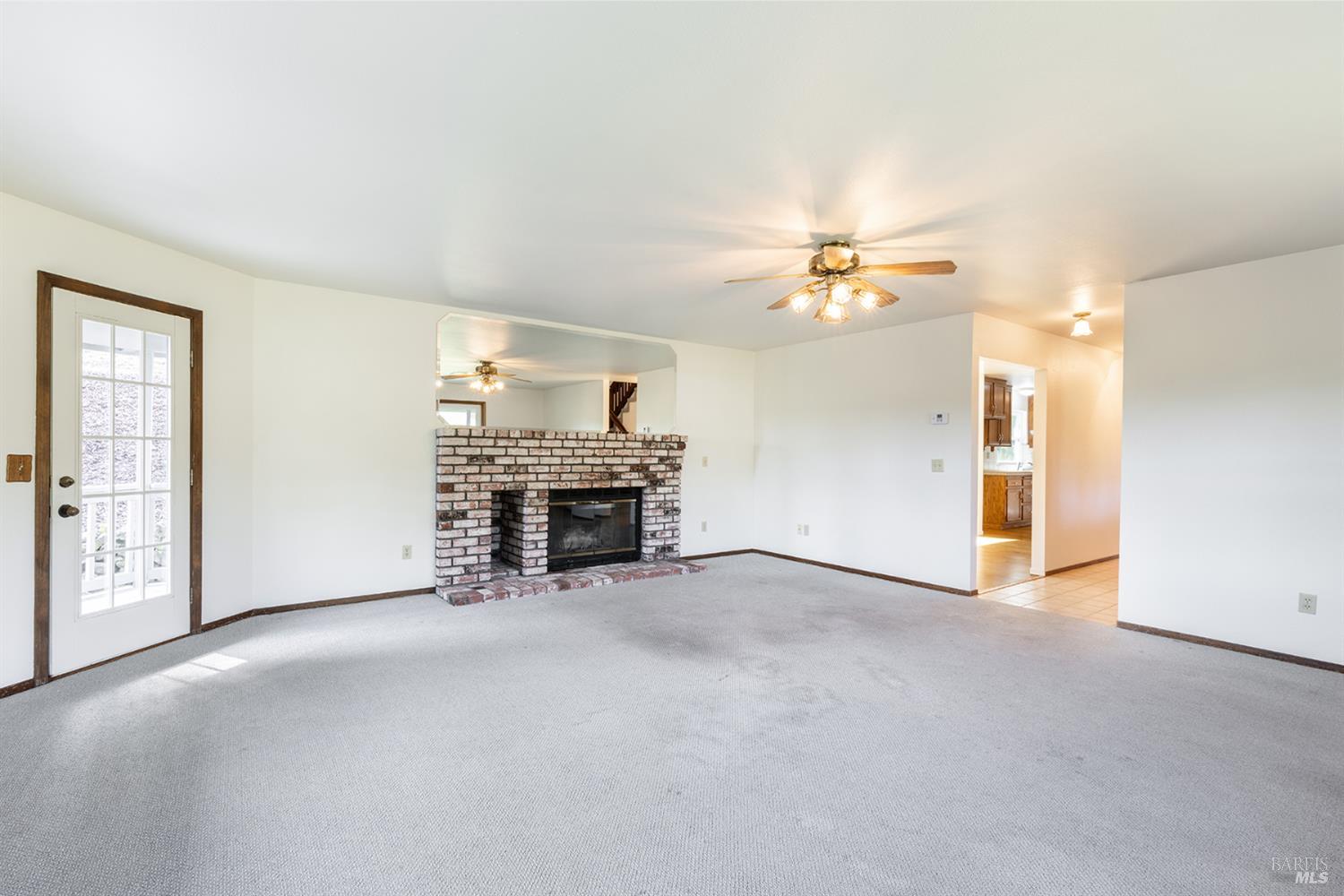 324 Burgundy Road Healdsburg, CA 95448 - Photo 14 of 52 Family/living room