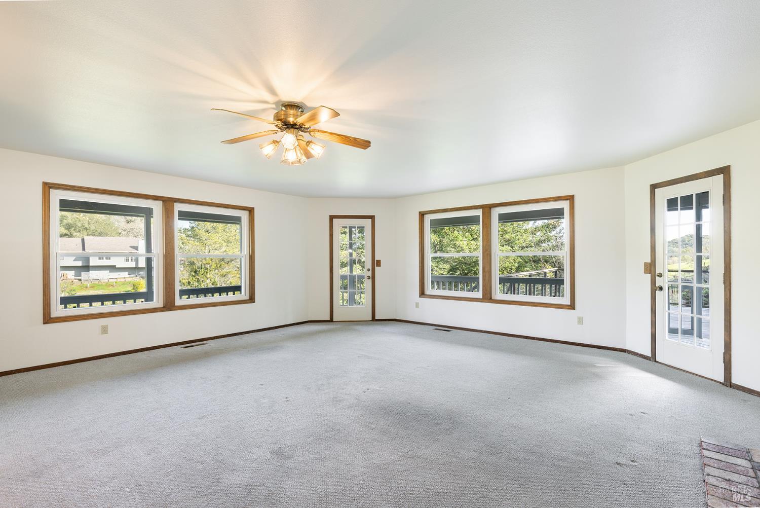 324 Burgundy Road Healdsburg, CA 95448 - Photo 16 of 52 Family/living room