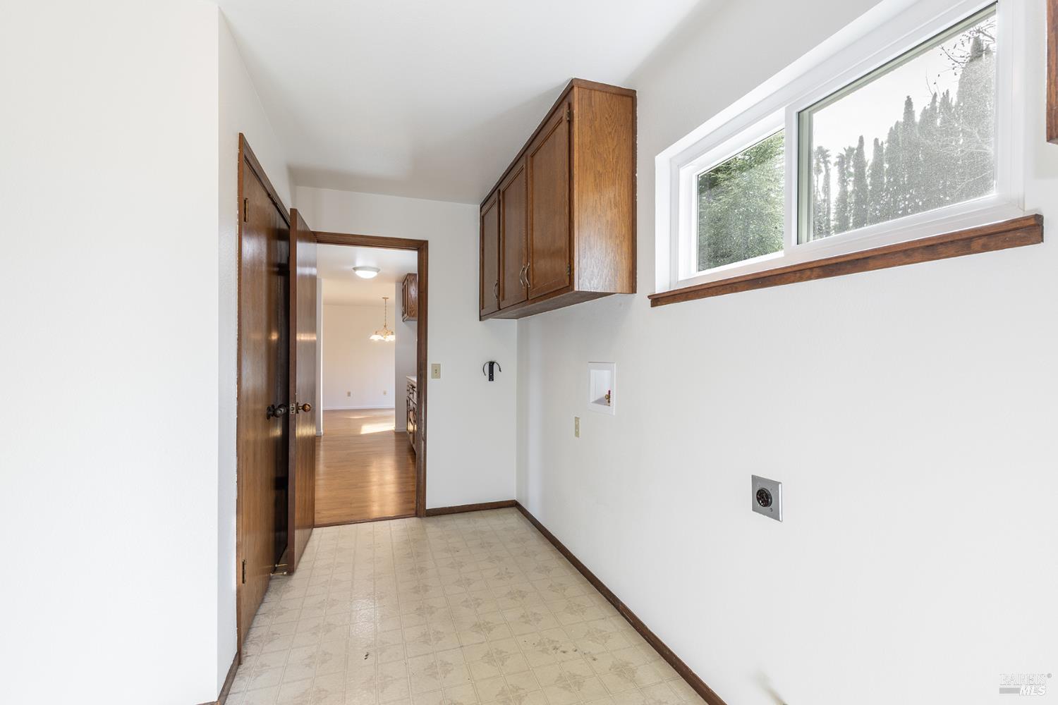 324 Burgundy Road Healdsburg, CA 95448 - Photo 21 of 52 Laundry room located off kitchen