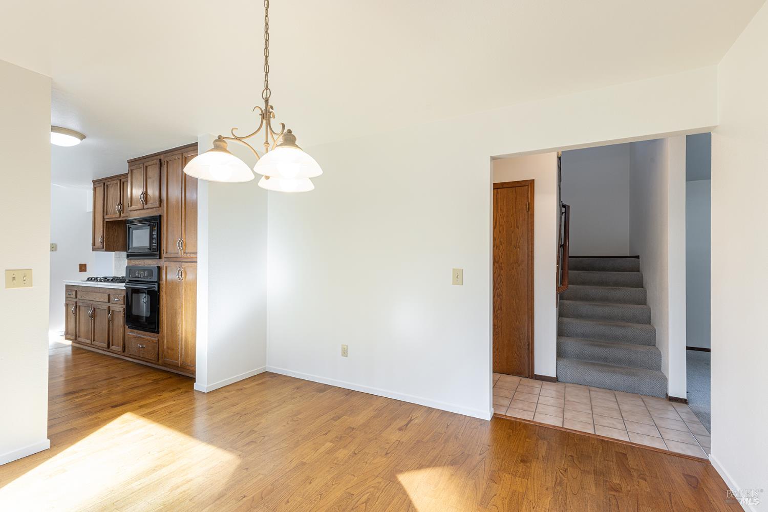 324 Burgundy Road Healdsburg, CA 95448 - Photo 23 of 52 Everyday dining area