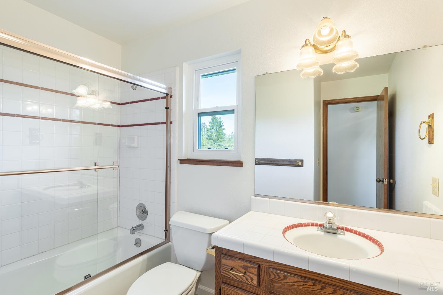 324 Burgundy Road Healdsburg, CA 95448 - Photo 34 of 52 Guest hall full bathroom