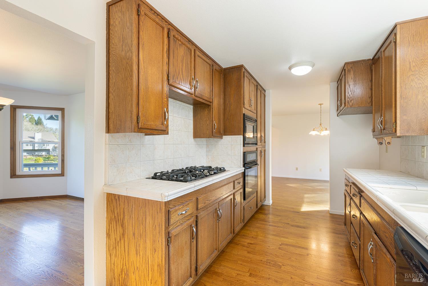 324 Burgundy Road Healdsburg, CA 95448 - Photo 5 of 52 Natural gas cooktop- Newer oven/microwave/dishwasher.