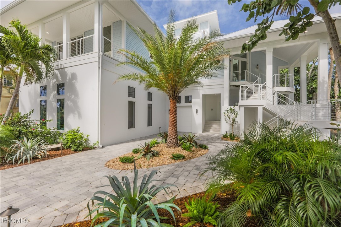 941 South Seas Plantation Road Captiva, FL 33924 - Photo 1 of 50 a front view of a house with garden
