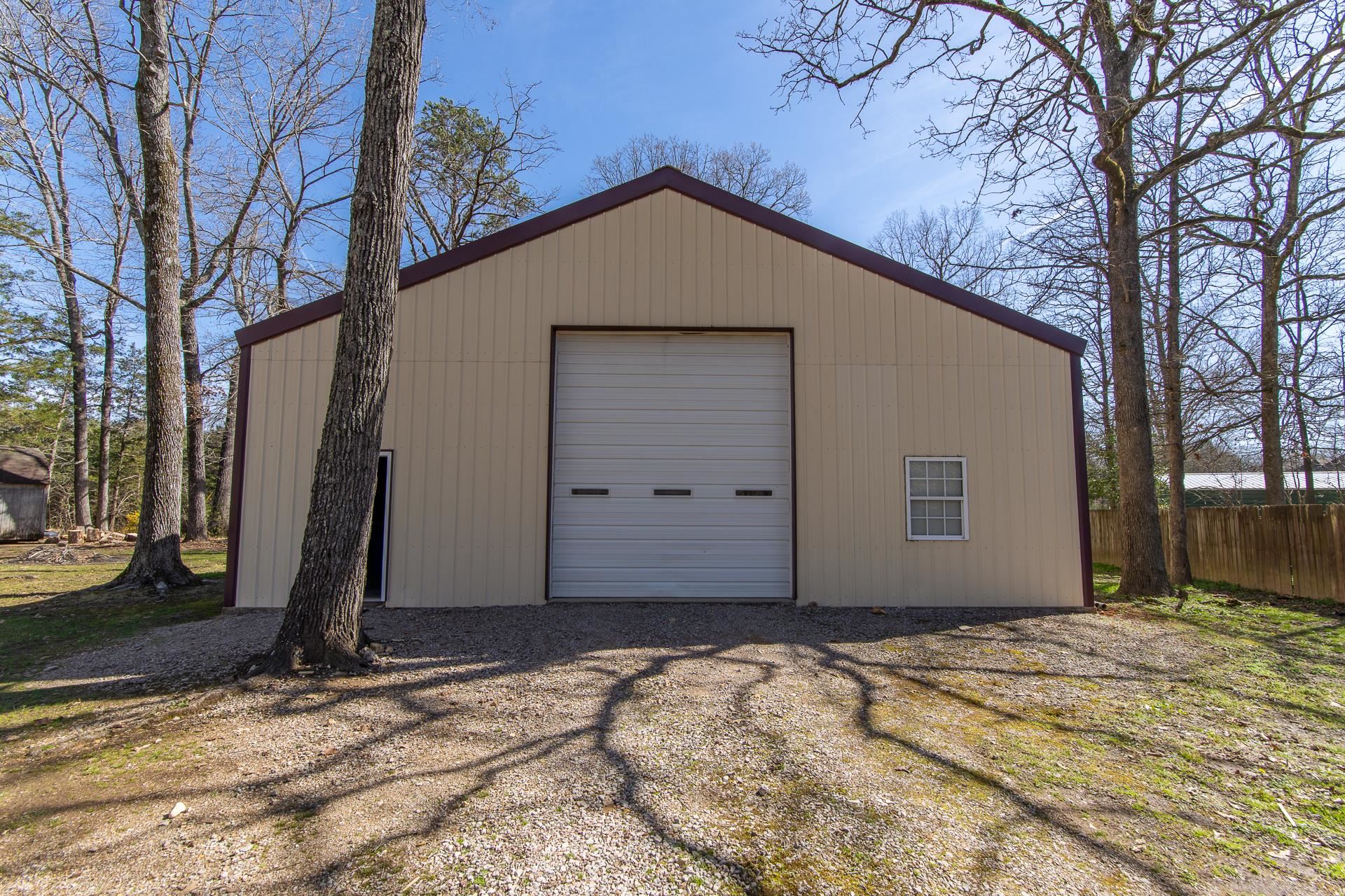 255 Easley Loop Savannah, TN 38372 - Photo 5 of 40 a backyard of a house