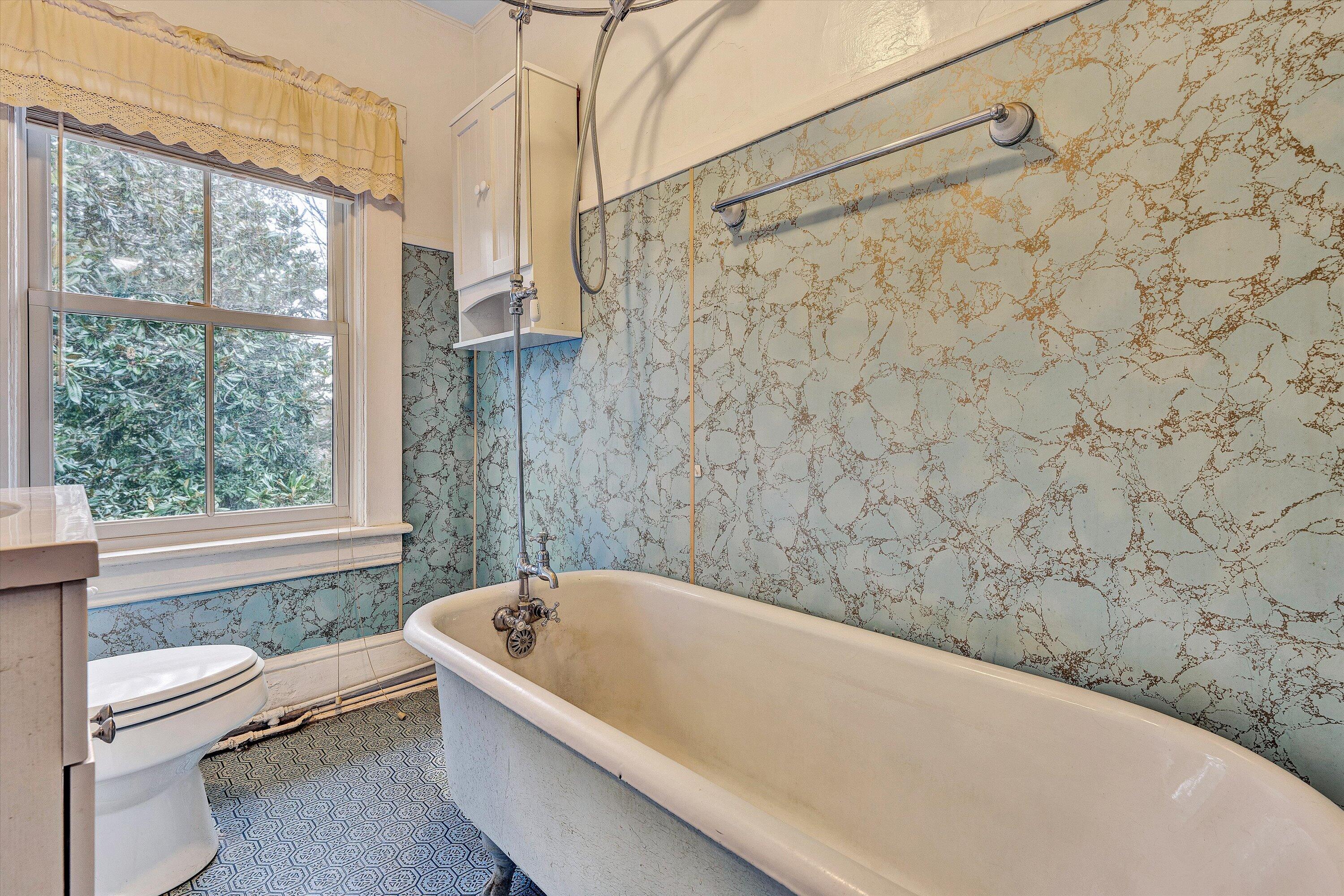 1609 6th Street Southwest Roanoke, VA 24016 - Photo 21 of 43 a bathroom with a bathtub and window