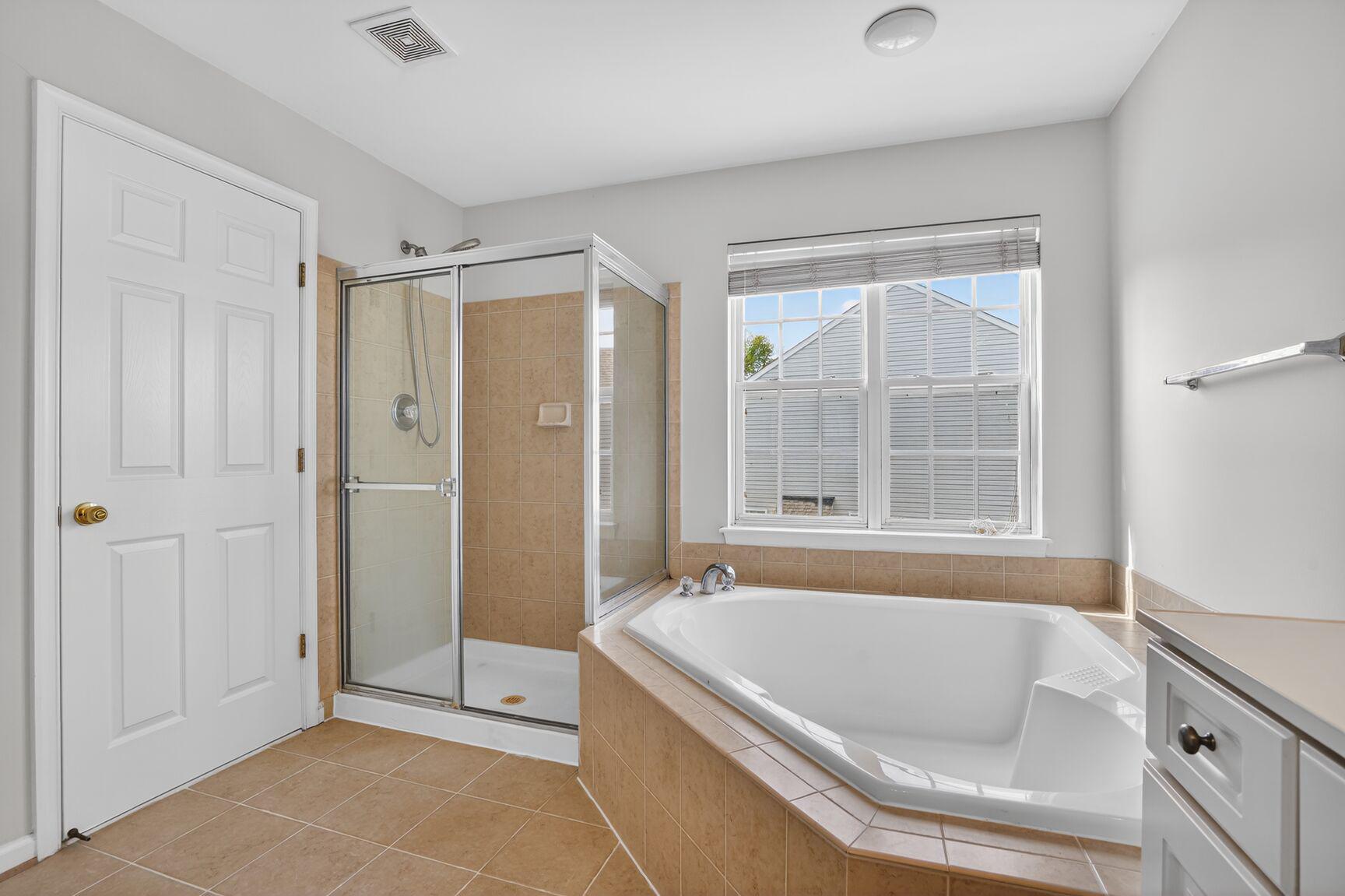 25845 Spring Farm Circle Chantilly, VA 20152 - Photo 26 of 57 Primary bath with soaking tub.