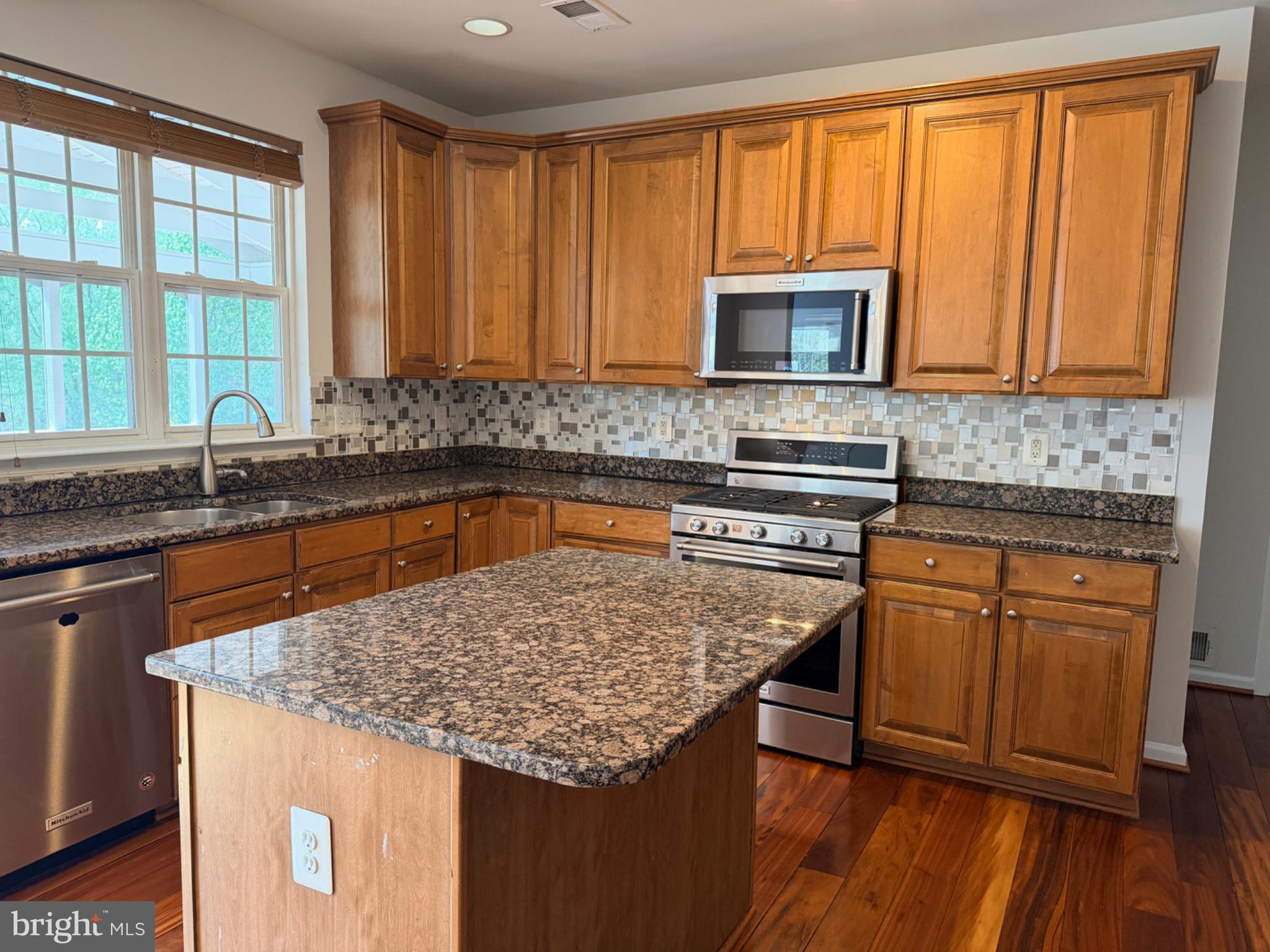 25845 Spring Farm Circle Chantilly, VA 20152 - Photo 3 of 5 Modern kitchen with elegant finishes.