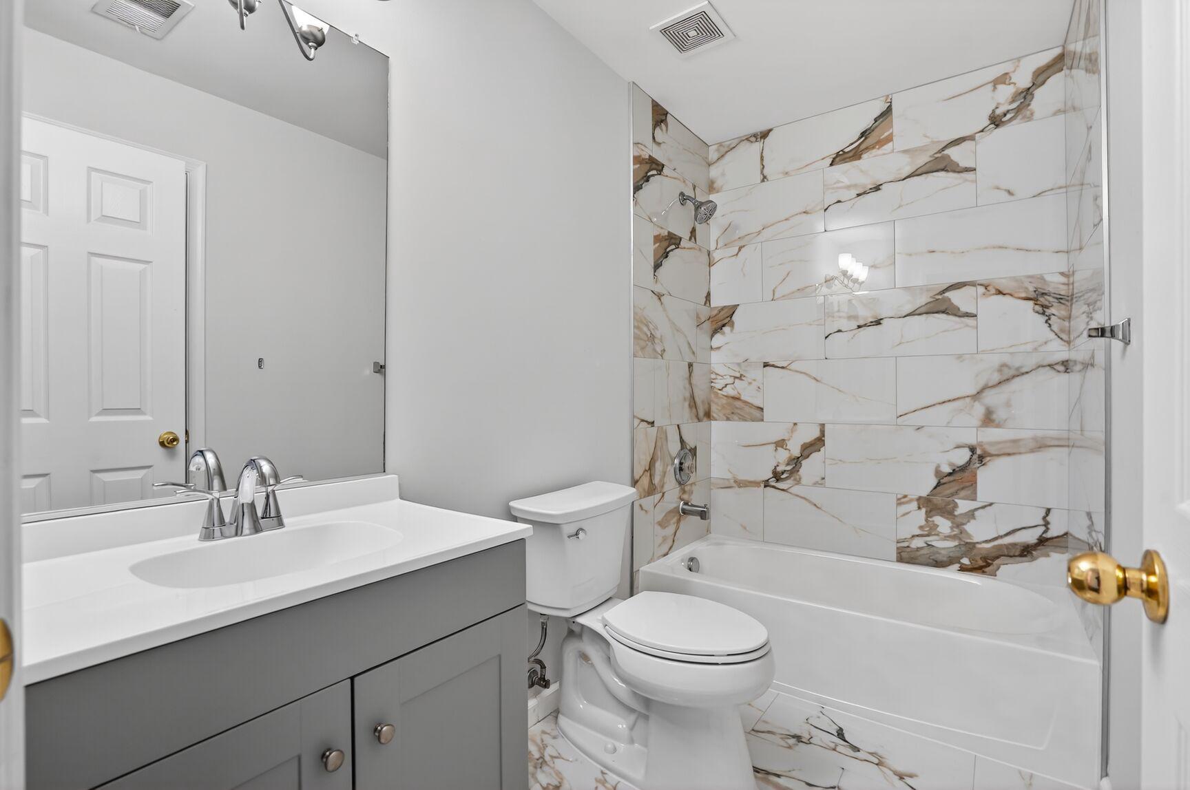25845 Spring Farm Circle Chantilly, VA 20152 - Photo 33 of 57 Ensuite bath for bedroom 2.