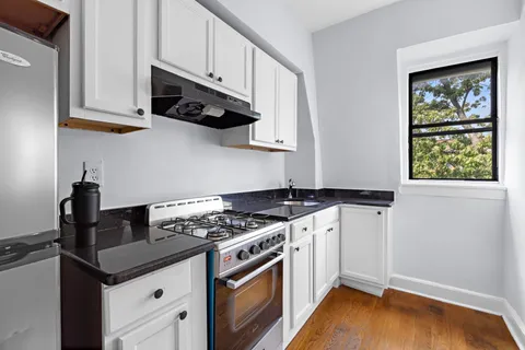 $1,800 | 23 Bentley Avenue, Unit 4, Jersey City, NJ 07304