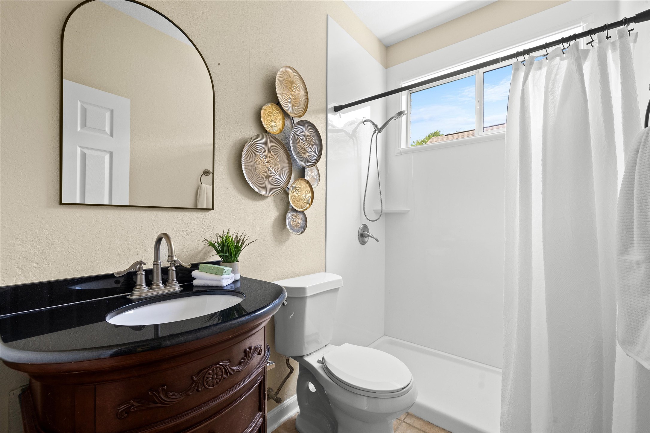 3416 Oxsheer Drive Austin, TX 78732 - Photo 17 of 39 Full Guest bathroom just off the guest bedroom