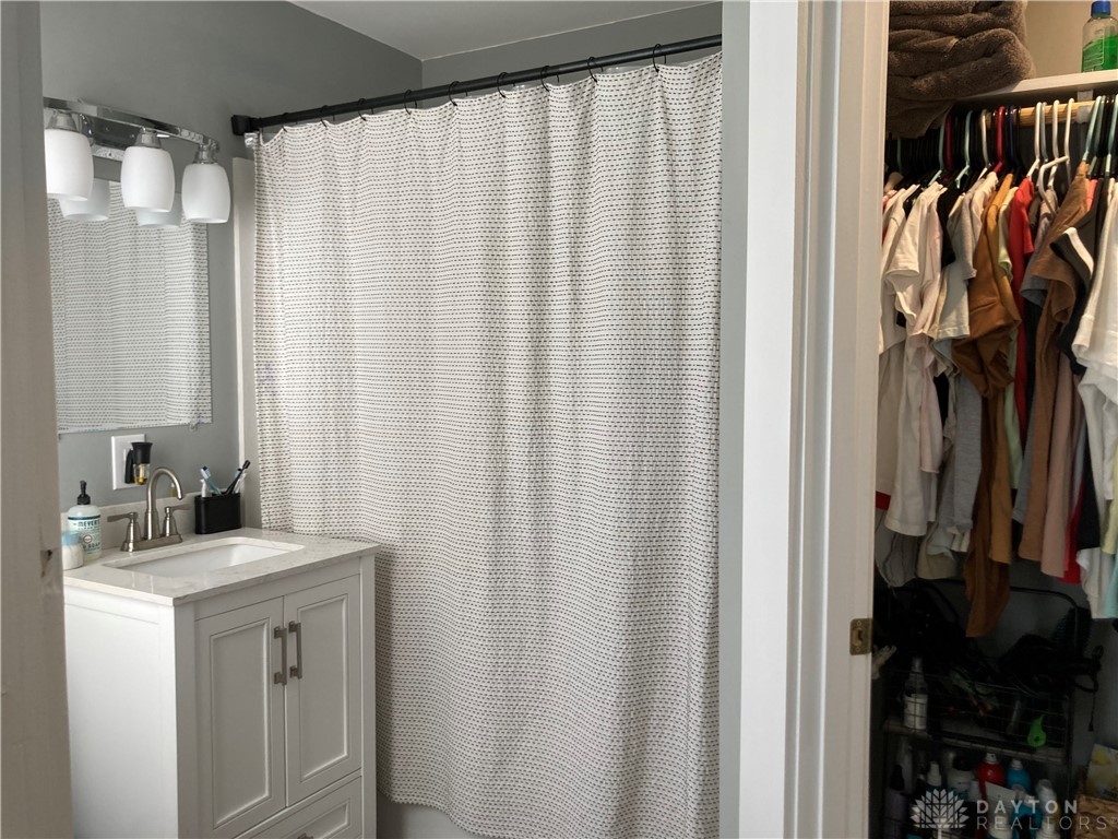64 Larrick Road Sabina, OH 45169 - Photo 18 of 38 Primary bath with walk-in closet