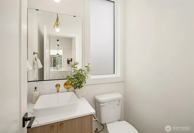 $1,320,000 | 4421 2nd Avenue Northeast, Seattle, WA 98105