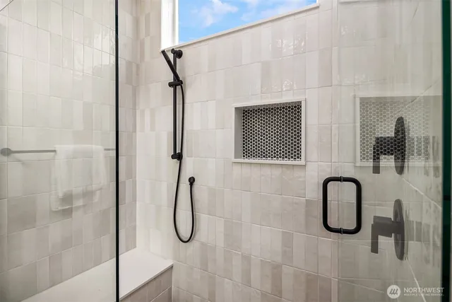 $1,320,000 | 4421 2nd Avenue Northeast, Seattle, WA 98105