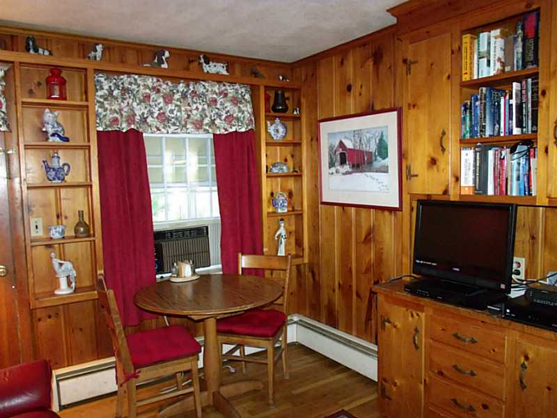 9 Cottage Street Warren, RI 02885 - Photo 10 of 19 Den/Family/Great Room.