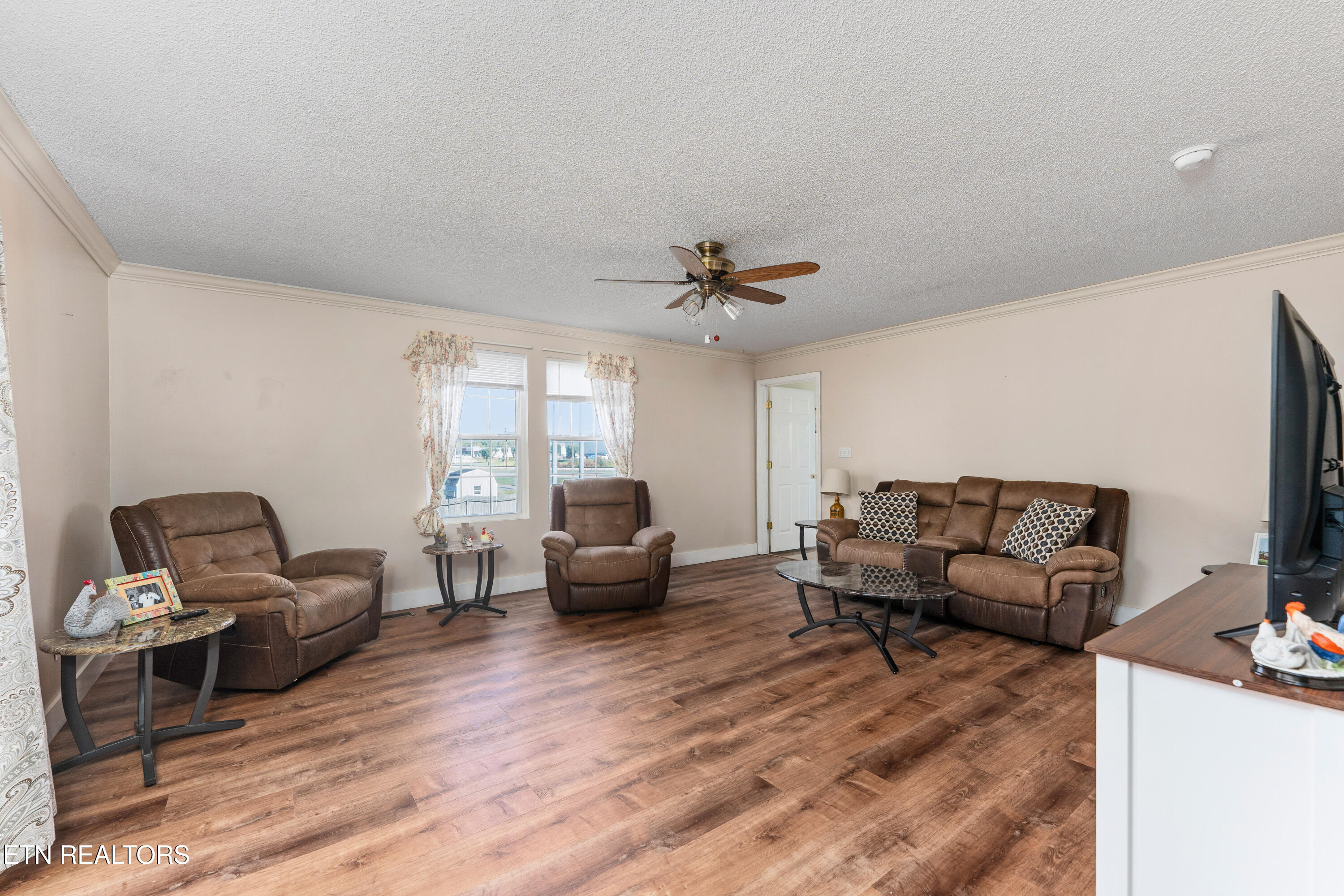 218 Christin Drive Clinton, TN 37716 - Photo 3 of 30 _DSC5998