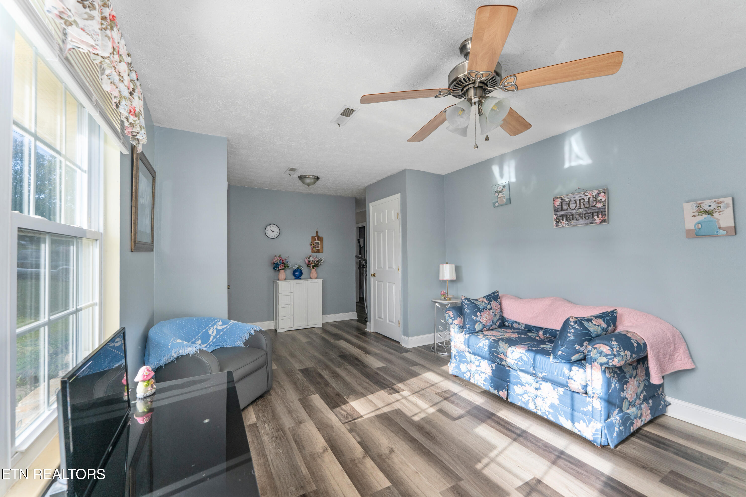 218 Christin Drive Clinton, TN 37716 - Photo 7 of 30 _DSC5965