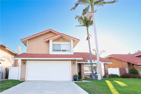 a view of a house with a backyard