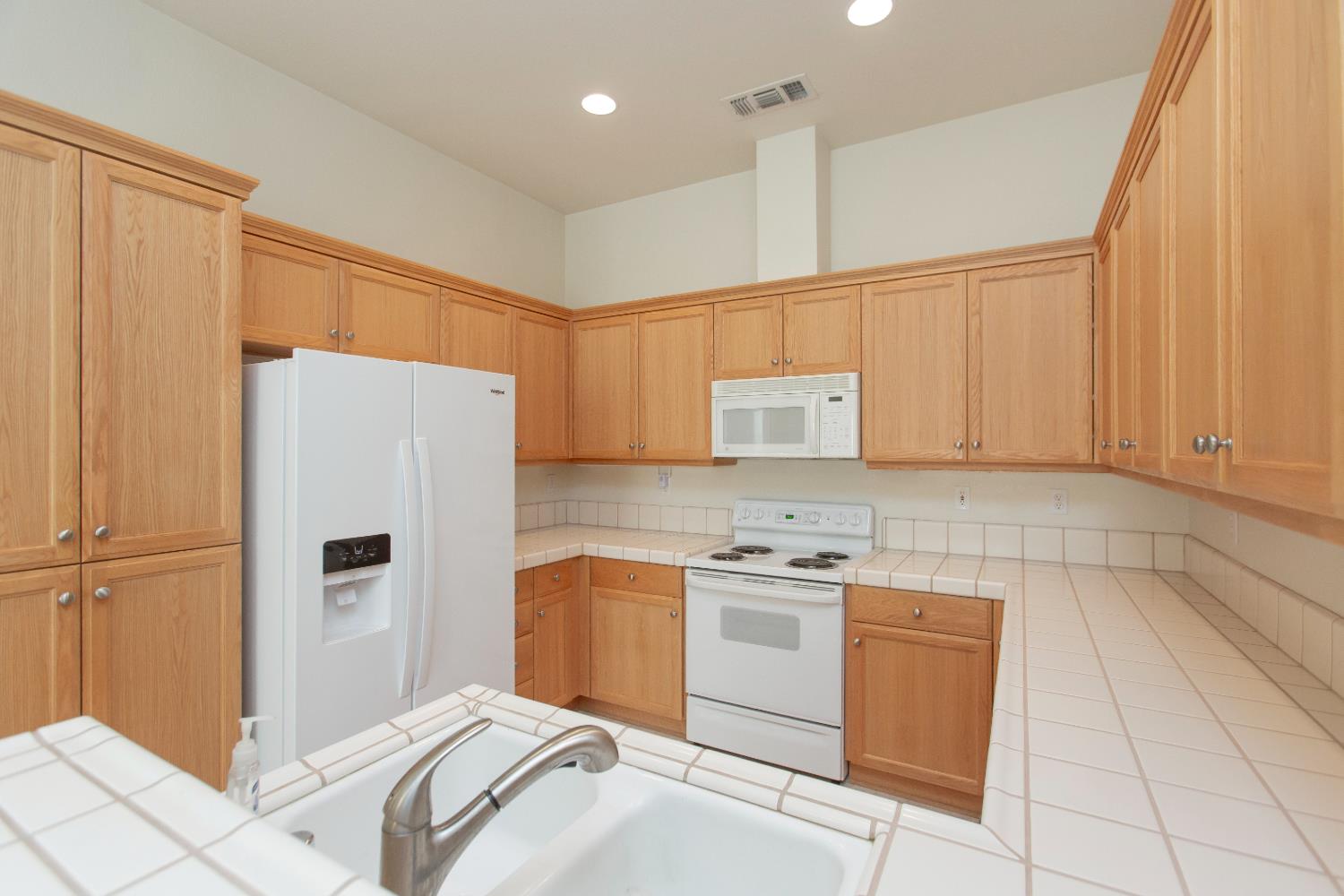 202 Meandering Way Turlock, CA 95382 - Photo 4 of 29