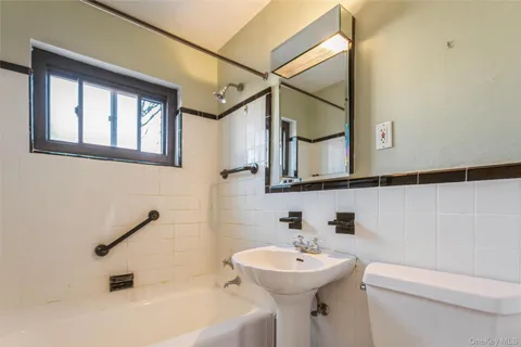 $385,000 | 107 15th Street, Unit E1, Garden City, NY 11530