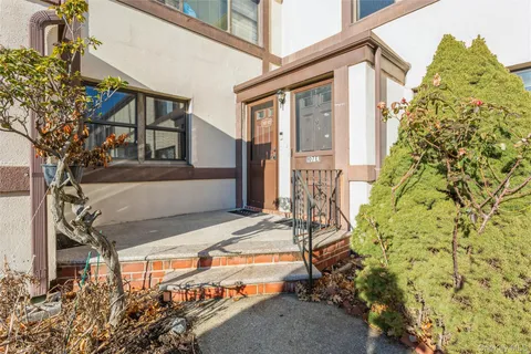 $385,000 | 107 15th Street, Unit E1, Garden City, NY 11530