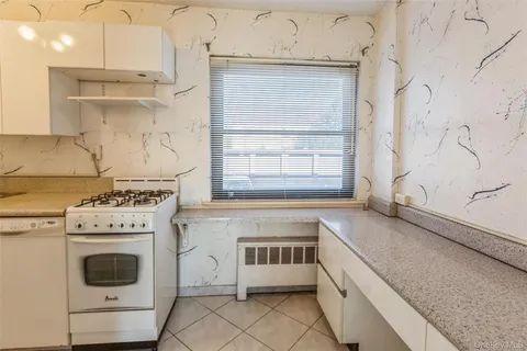 $385,000 | 107 15th Street, Unit E1, Garden City, NY 11530