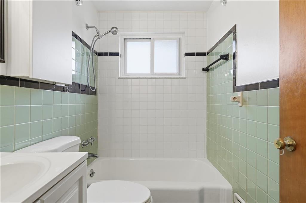 2055 Washington Road Pittsburgh, PA 15241 - Photo 19 of 31 a bathroom with a toilet and a bathtub