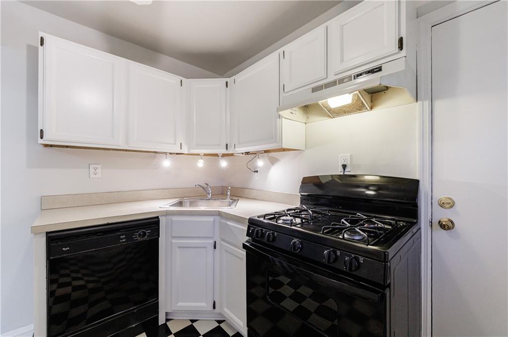 3660 Peachtree Road Northeast, Unit H2 Atlanta, GA 30319 - Photo 14 of 55 a kitchen with a stove and a cabinets