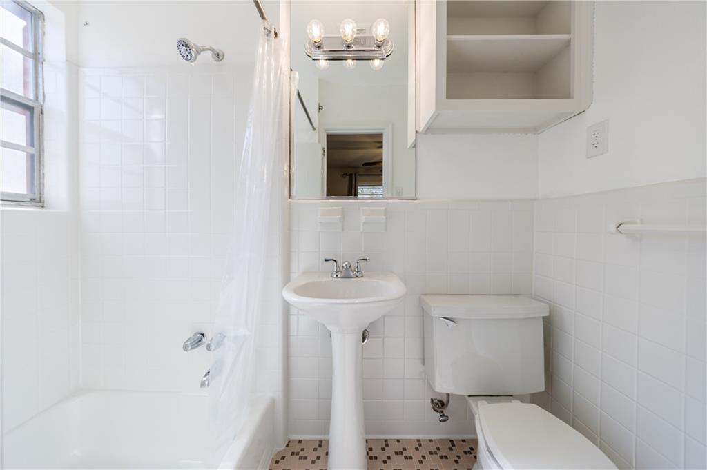 3660 Peachtree Road Northeast, Unit H2 Atlanta, GA 30319 - Photo 28 of 55 a bathroom with a toilet a sink and bathtub